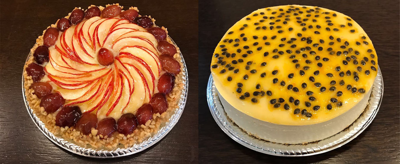 Bolo de aniversário coberto com frutas vermelhas e gotas de chocolate na  toalha de mesa branca conceito moderno de padaria